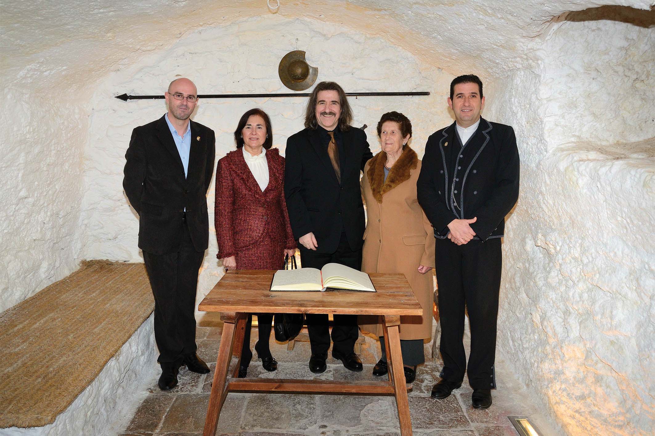 Homenajeados en la Cueva de Medrano