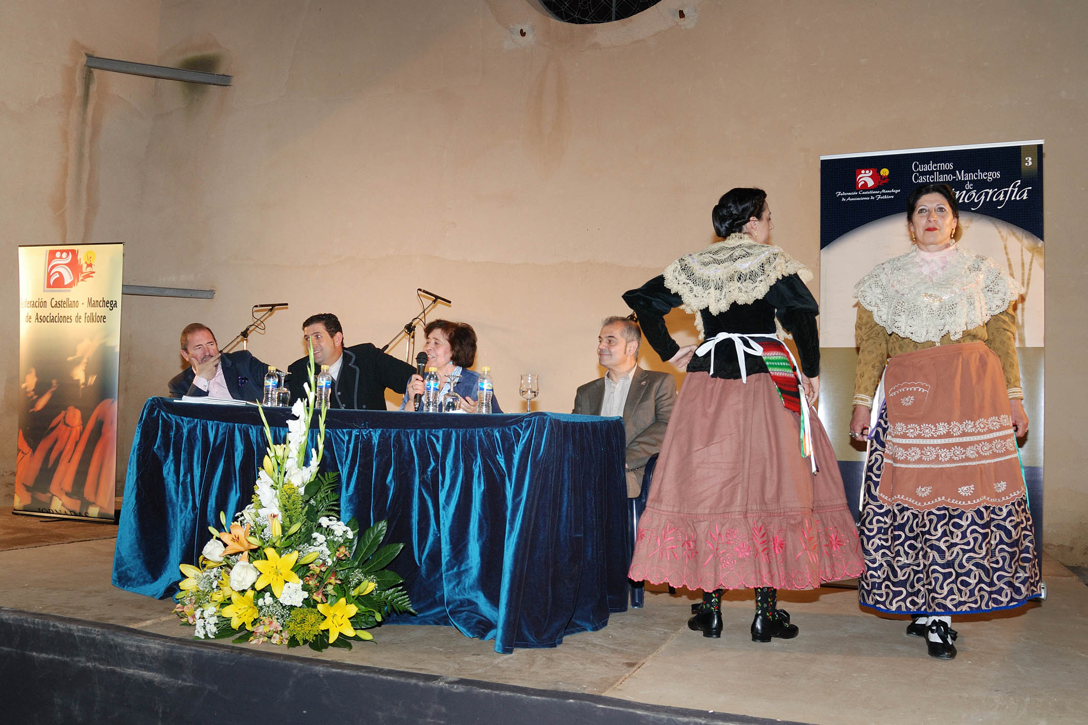 Toquilla de Pelo de Cabra - Participantes en la mesa de presentación (de izq. a dcha.): Rafael Cantero (etnógrafo), Pablo Martín (presidente de Mancha Verde), Pilar Serrano de Menchén (autora) y Jesús Francisco Moreno (presidente de la Fedefolkcm)