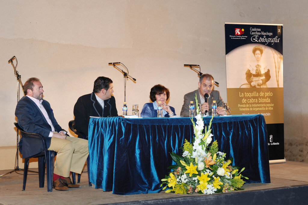 Toquilla de Pelo de Cabra - Participantes en la mesa de presentación (de izq. a dcha.): Rafael Cantero (etnógrafo), Pablo Martín (presidente de Mancha Verde), Pilar Serrano de Menchén (autora) y Jesús Francisco Moreno (presidente de la Fedefolkcm)