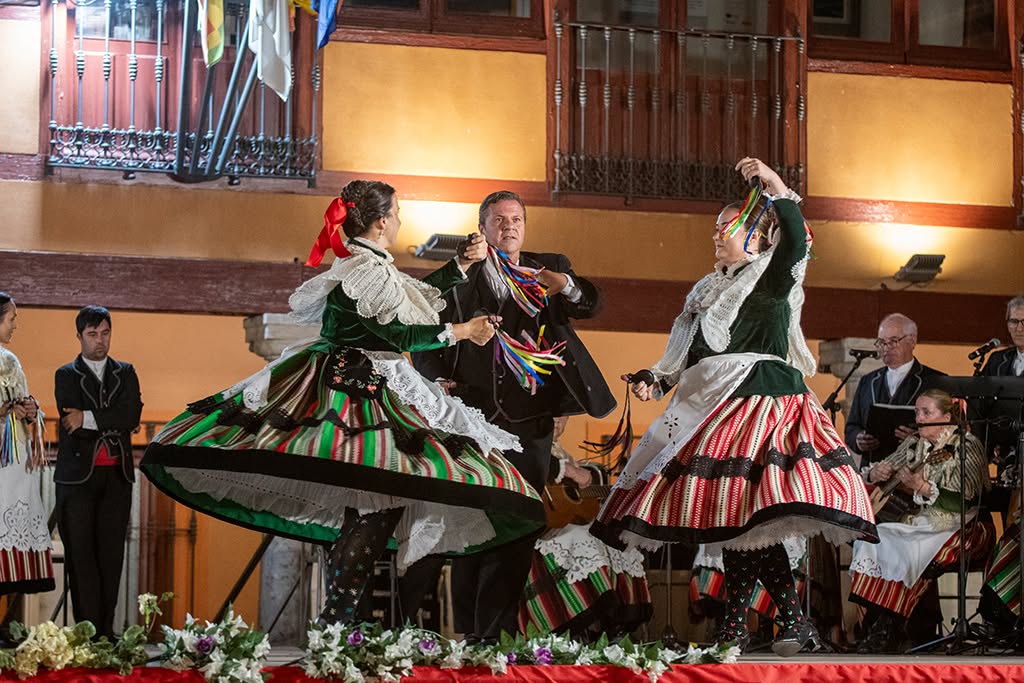Actuación de Coros y Danzas Mancha Verde en la Plaza Mayor durante el Festival de Folklore de La Solana.
