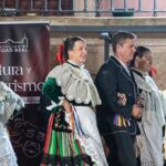 Actuación de Coros y Danzas Mancha Verde en la Plaza Mayor durante el Festival de Folklore de La Solana.