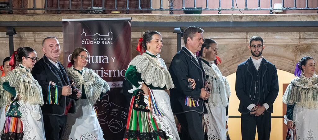 Actuación de Coros y Danzas Mancha Verde en la Plaza Mayor durante el Festival de Folklore de La Solana.