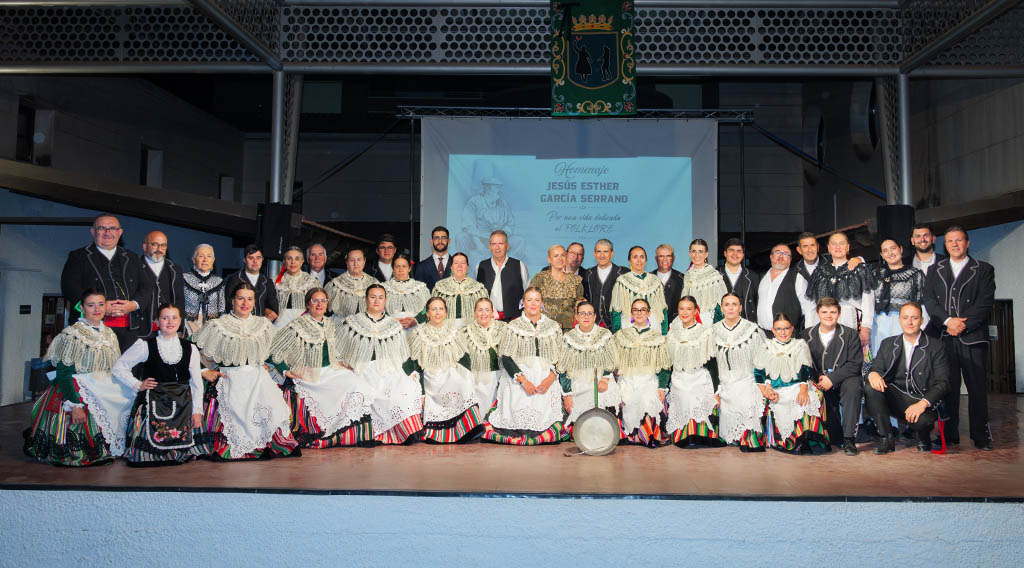 Participantes en el acto de homenaje a Jesus Esther. Imagen: Rufino Pardo Valverde